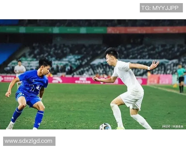 上海足球队技术争议引发热议球迷与专家观点碰撞激烈 上海足球队技术争议引发热议球迷与专家观点碰撞激烈